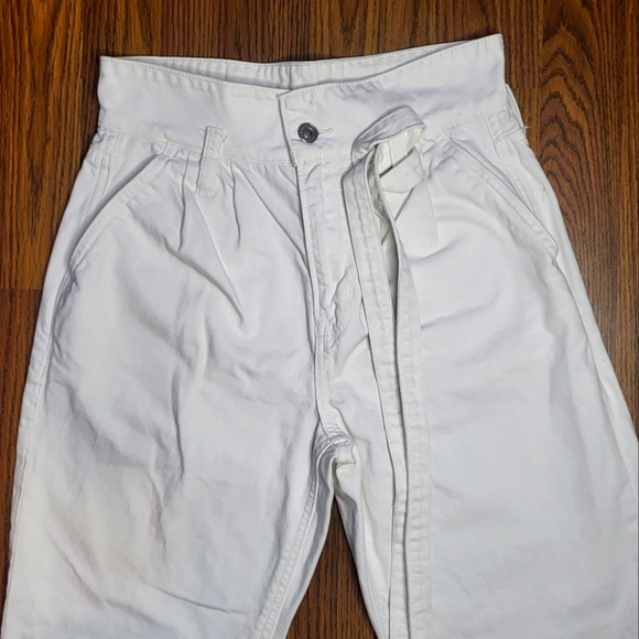 American Eagle High Rise White Mom Jeans - Size 0 | Classic & Chic A73 - Picture 4 of 12